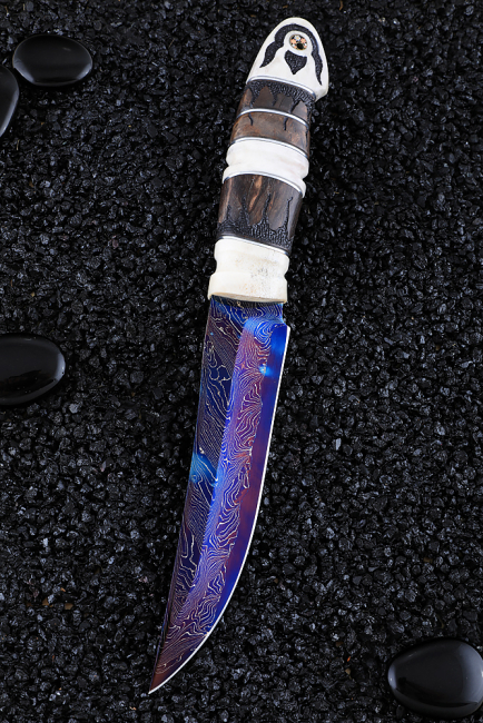 Нож Уран дамаск ламинированный с воронением рог лося резной карельская береза коричневая