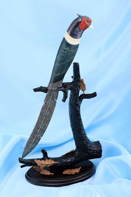 Нож Глухарь дамаск рукоять резная карельская береза синяя с акрилом на подставке