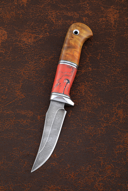 Нож Малыш-2, дамаск, рукоять карельская береза янтарь, акрил красный